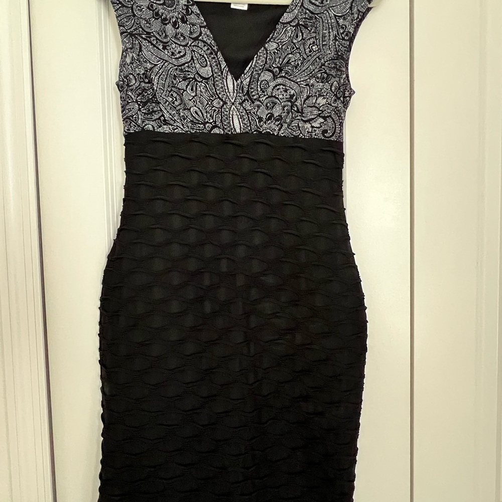 London Times Elegant Black and White Dress Size 6